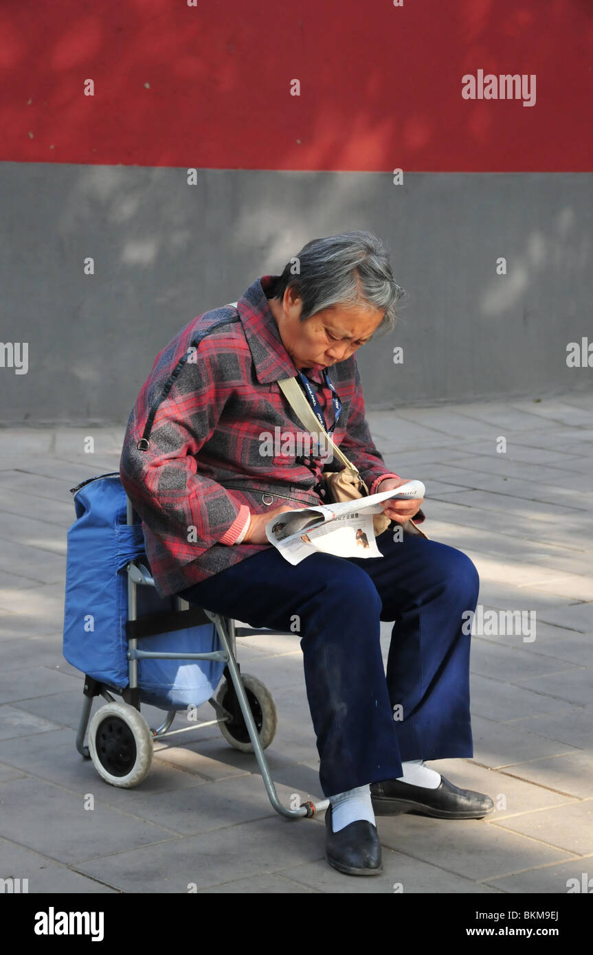 Ältere Frau lesen Beihai Park Beijing China Stockfoto