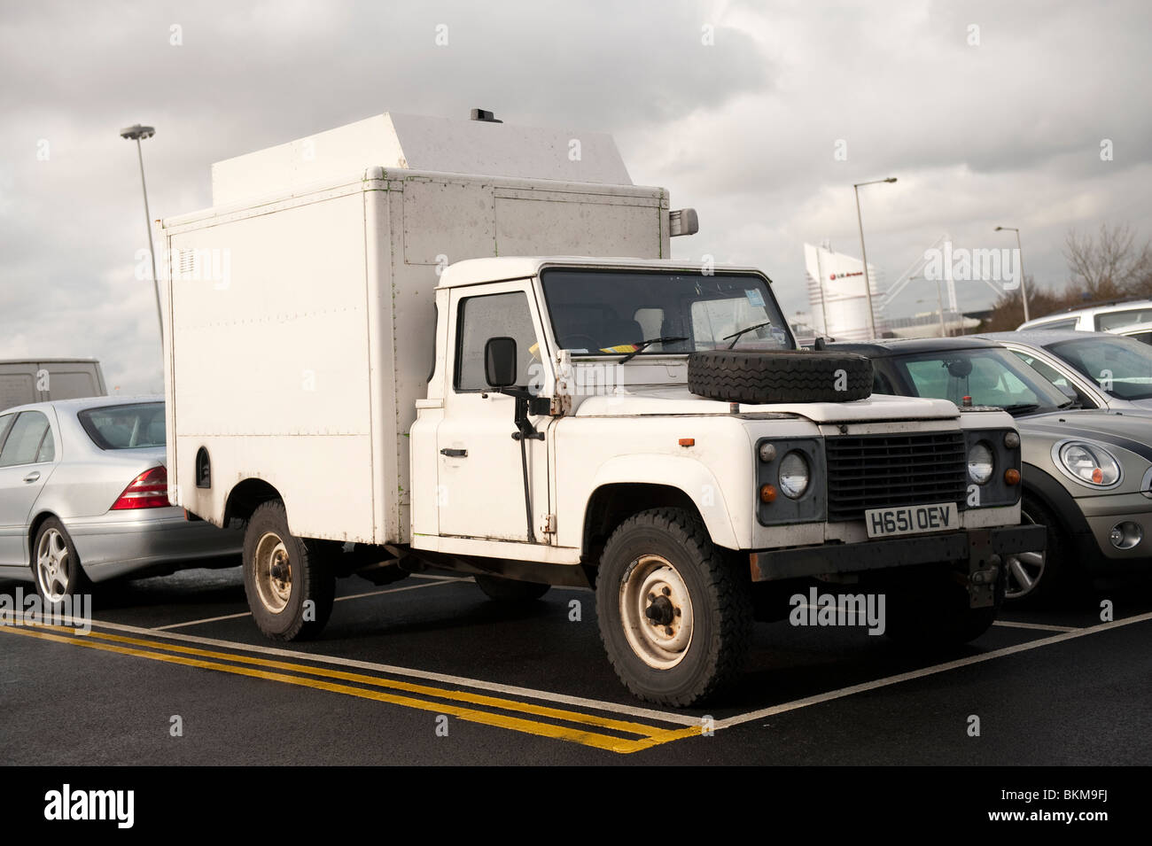 Landrover Defender weiß Wohnmobil Camper van Stockfoto