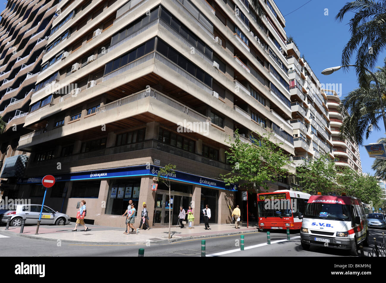 Krankenwagen und Bus auf der Avenida de Federico Soto, Alicante, Provinz Alicante, Comunidad Valenciana, Spanien Stockfoto