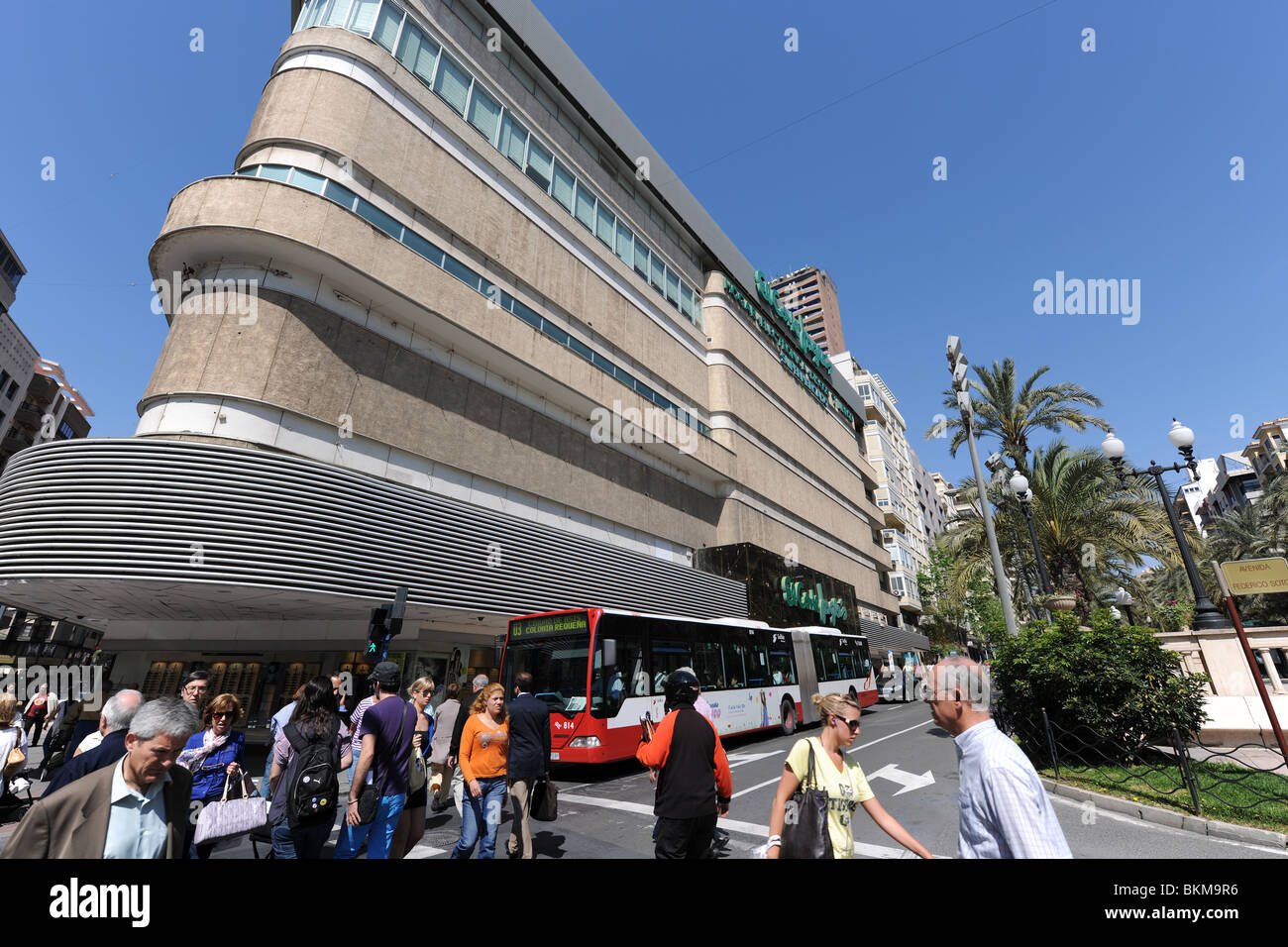 Massen außerhalb El Corte Ingles, überqueren der Avenida de Federico Soto, Alicante, Provinz Alicante, Comunidad Valenciana, Spanien Stockfoto