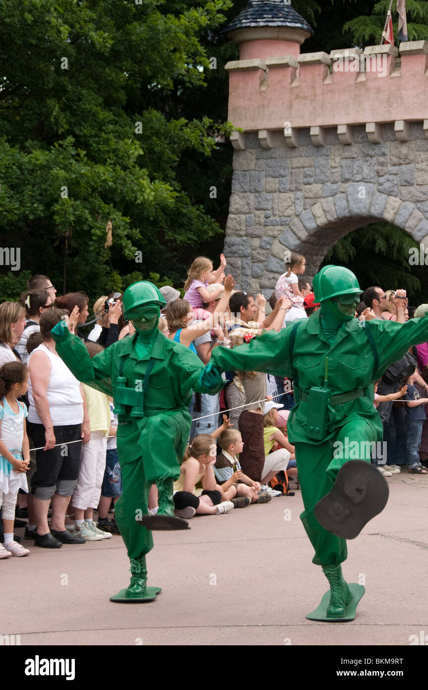 Paris, Frankreich, Freizeitparks, Besucher des Disneyland Paris, Paradefiguren, Publikum und Showdarsteller Stockfoto