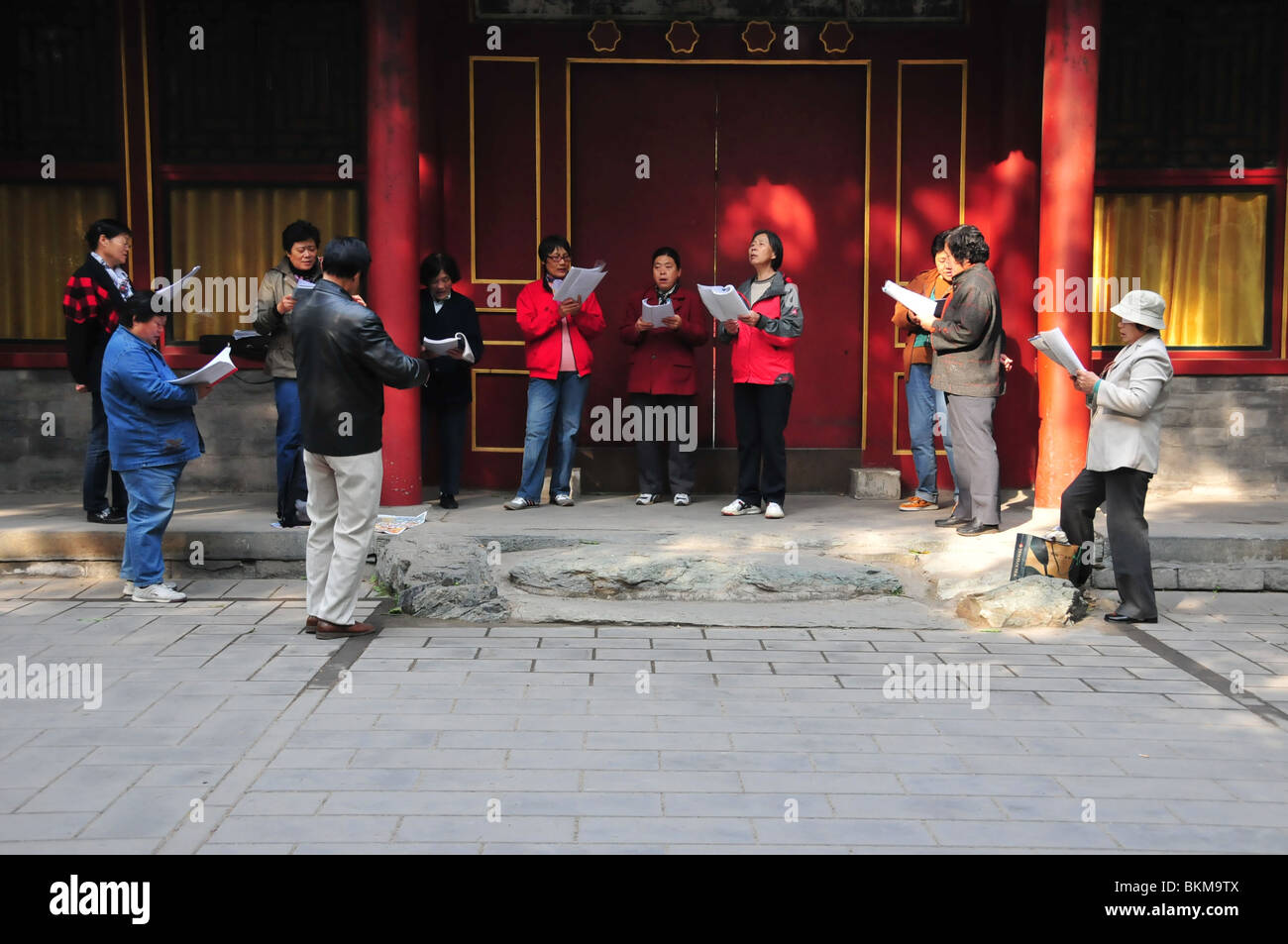Menschen singen in Beihai park Peking China Stockfoto