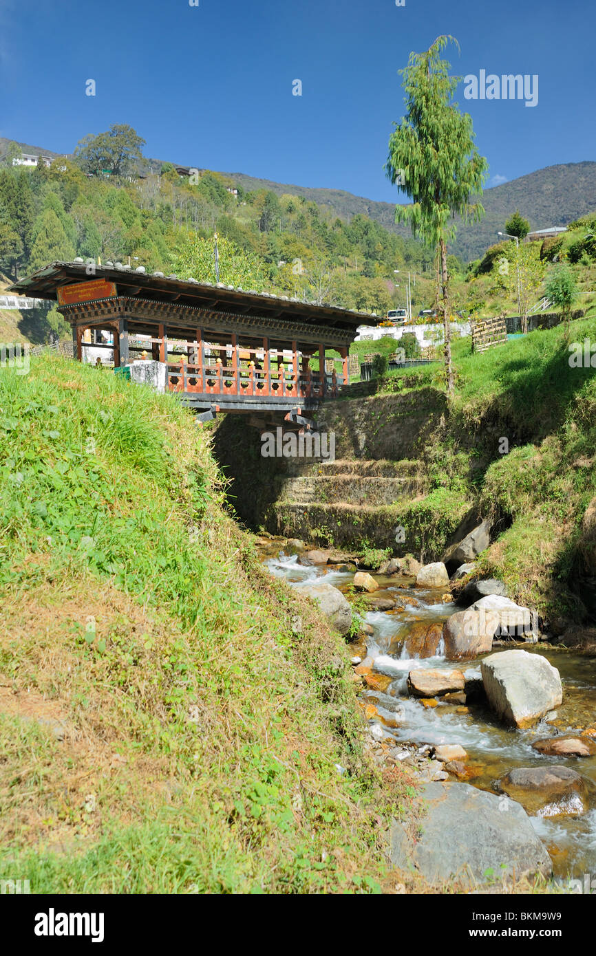 Trongsa Dzong hölzernen Brücke und Fluss-Bhutan Stockfoto