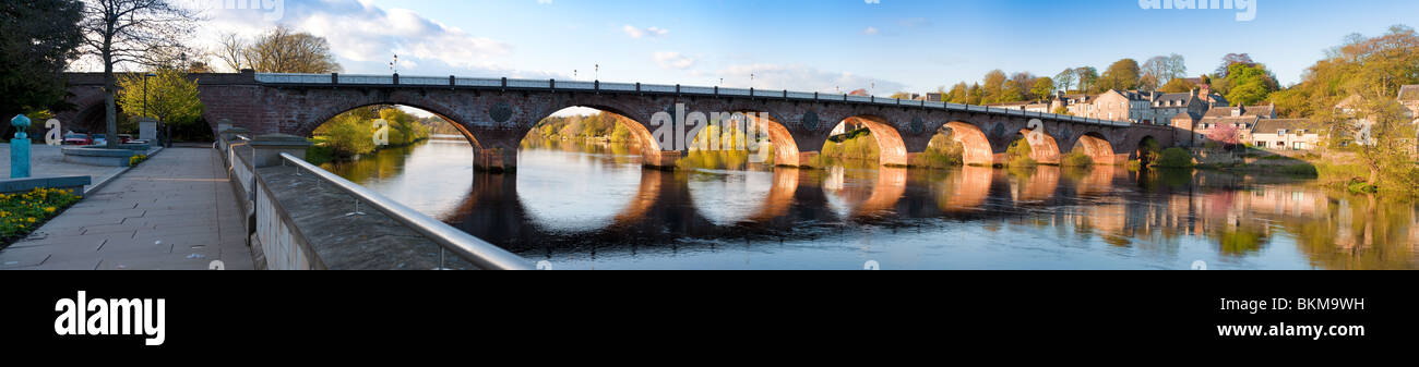 Ein Panorama-Bild zeigt die alte Brücke, auch bekannt als Smeaton Brücke, in der Messe Stadt Perth, Schottland. Stockfoto