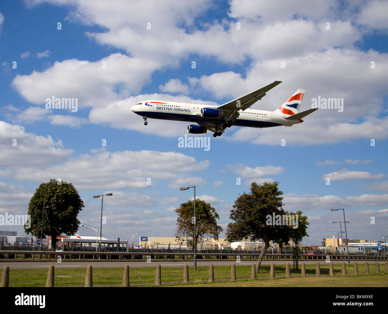 Niedrig fliegende Flugzeug landet auf dem Flughafen London Heathrow Stockfoto