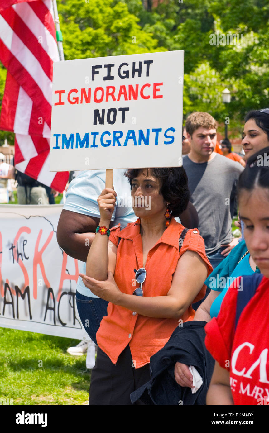 Latino Frau Demonstrant mit einem Schild, das sagt "Kampf gegen Ignoranz nicht Einwanderer" in Washington, D.C. Stockfoto