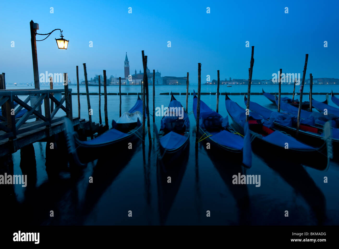 Vertäut Gondeln im Morgengrauen am Canal grande in Venedig Italien Stockfoto