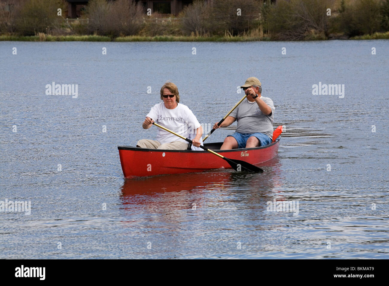 Zwei übergewichtige Seniorinnen und Senioren in einem Kanu auf dem Deschutes River in Oregon Stockfoto