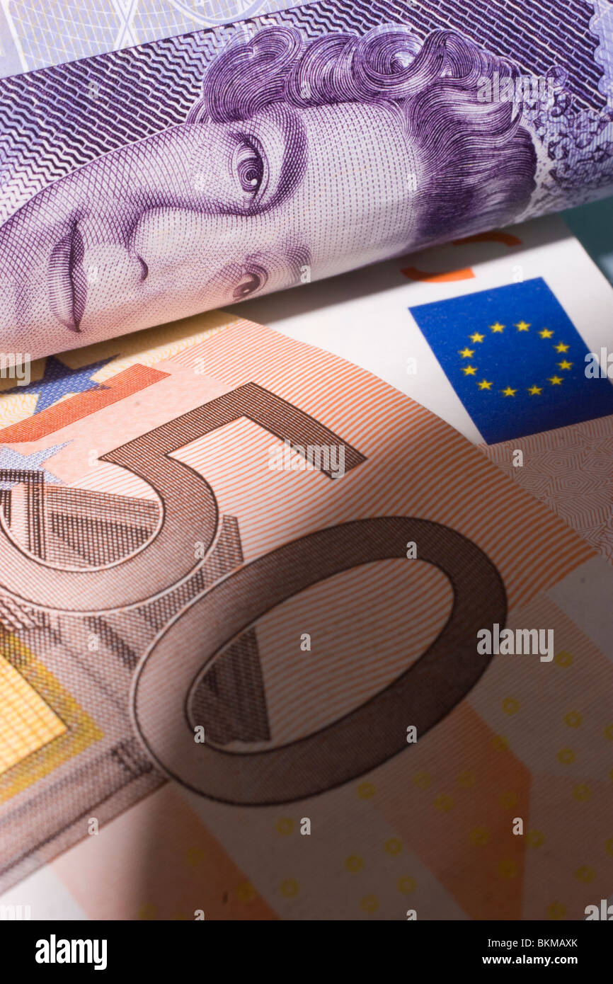 Eine 20-Pfund-Scheine sowie eine Euro-Scheine, die die Währungen des Vereinigten Königreichs und der Eurozone repräsentiert Stockfoto