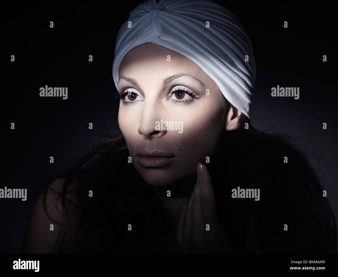 Licht fällt auf eine schöne Frau Gesicht künstlerische Porträt Stockfoto