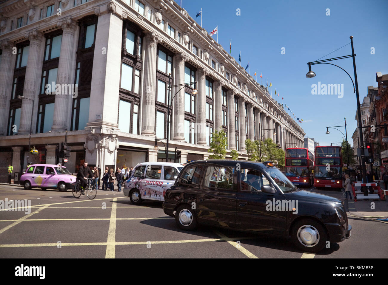 London-Taxis außerhalb des Speichers Selfridges, Oxford Street, London UK Stockfoto