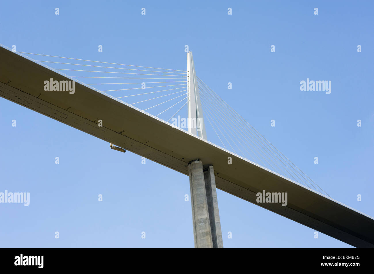 Die schönen Viadukt von Millau-Hängebrücke mit Verkehr über den Fluss Tarn Aveyron Midi-Pyrenäen-Frankreich Stockfoto