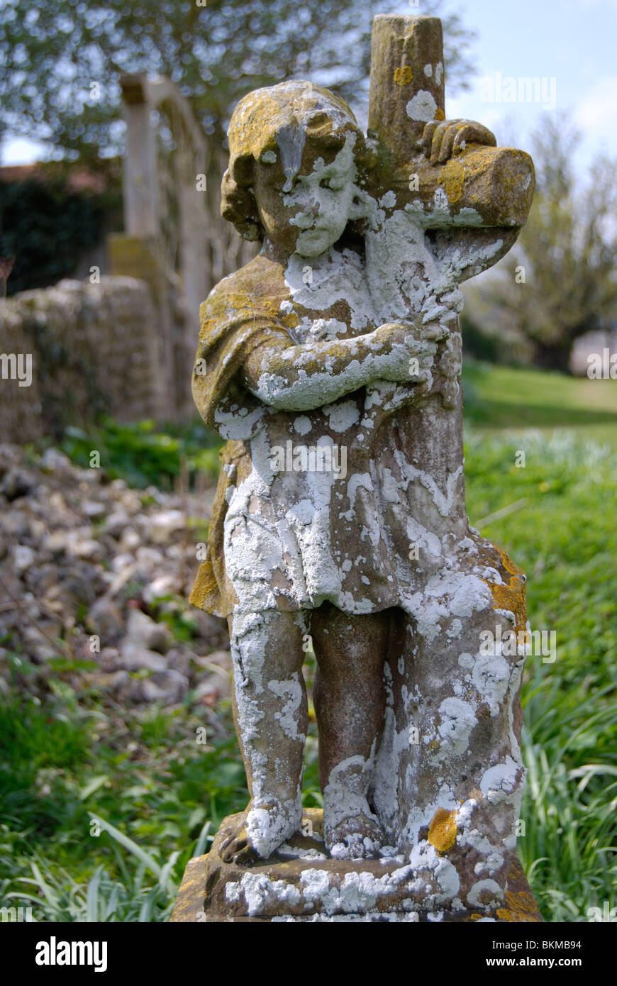 Kind-Skulptur am Grab in der Pfarrei Kirche von Saint Botolph in der Nähe von Steyning. West Sussex. England Stockfoto