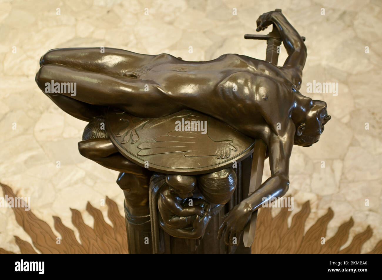 Wie Christus-Skulptur des toten Soldaten, Anzac Memorial Interieur, Hyde Park, Sydney, Australien Stockfoto
