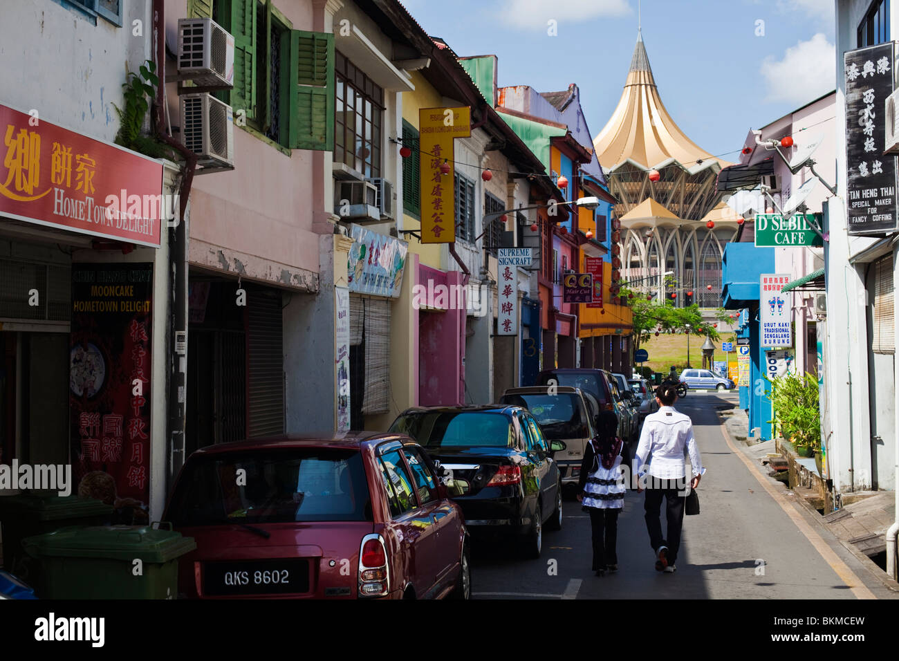 Blick entlang der Shopfronts von Chinatown, das State Legislative Assembly Building. Kuching, Sarawak, Borneo, Malaysia Stockfoto