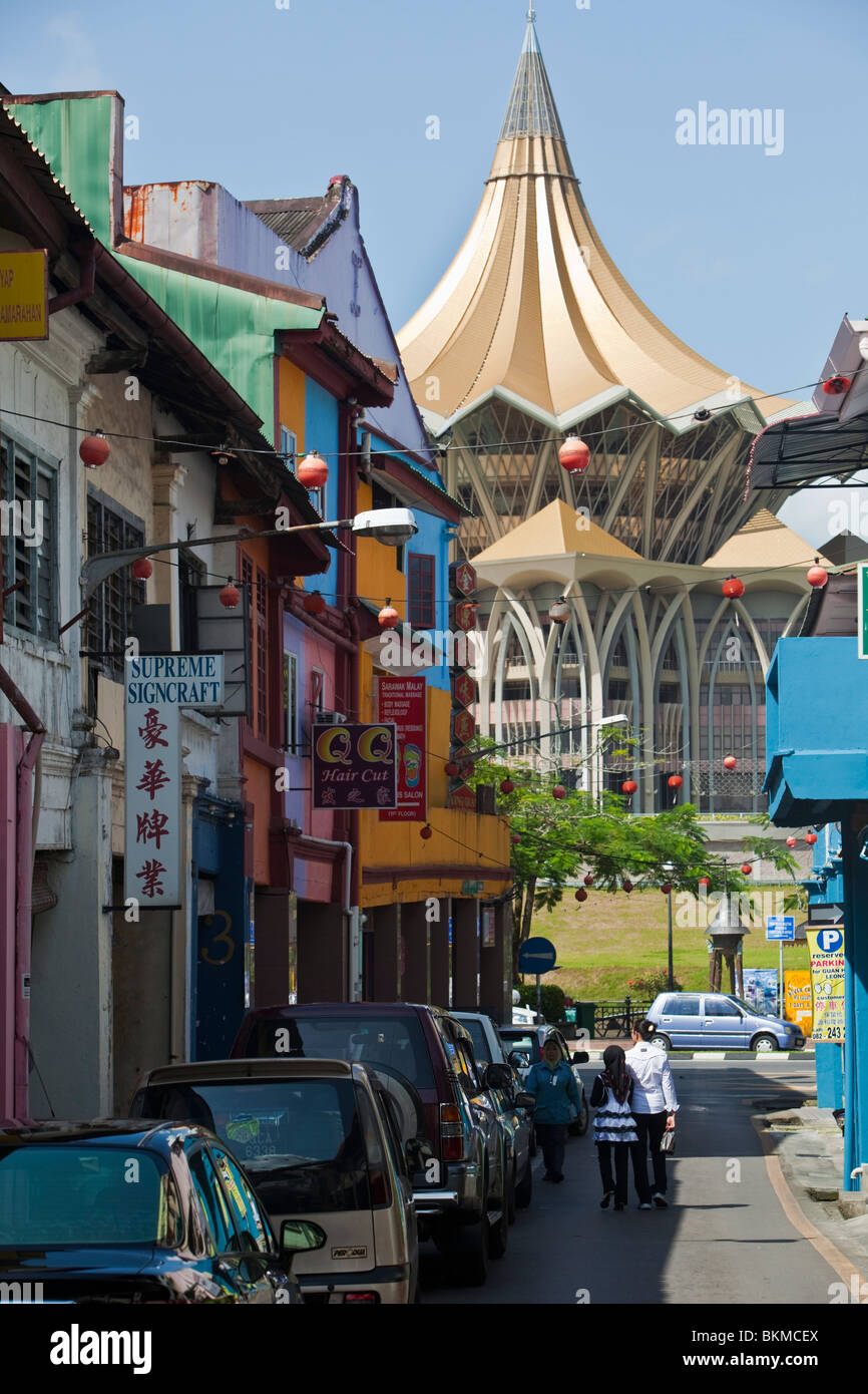 Blick entlang der Shopfronts von Chinatown, das State Legislative Assembly Building. Kuching, Sarawak, Borneo, Malaysia. Stockfoto