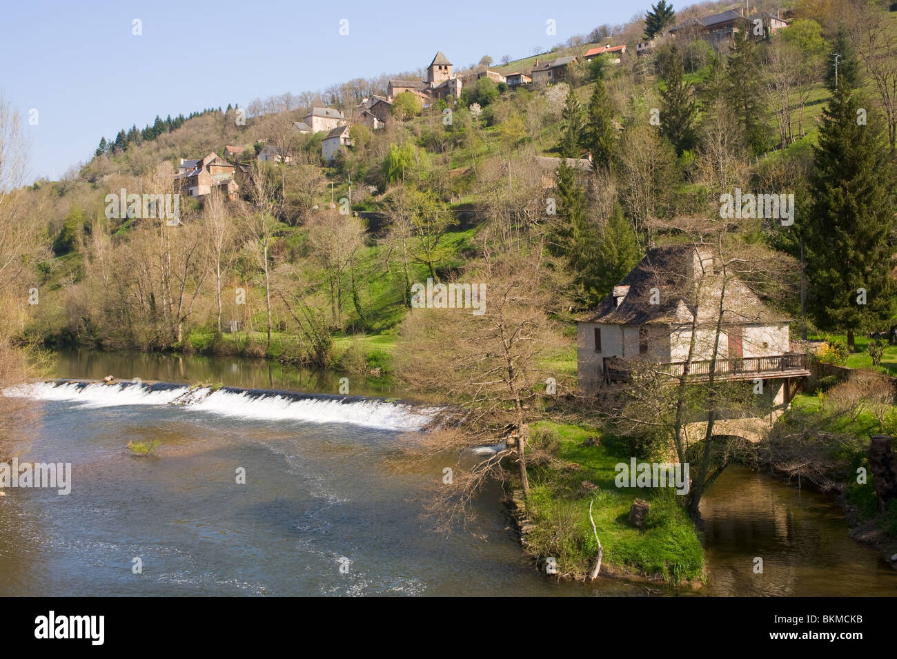 Das Dorf La Garde-Viaurs hoch oben the River Viaurs mit Tal Woodland Tarn Midi-Pyrenäen Frankreich Stockfoto