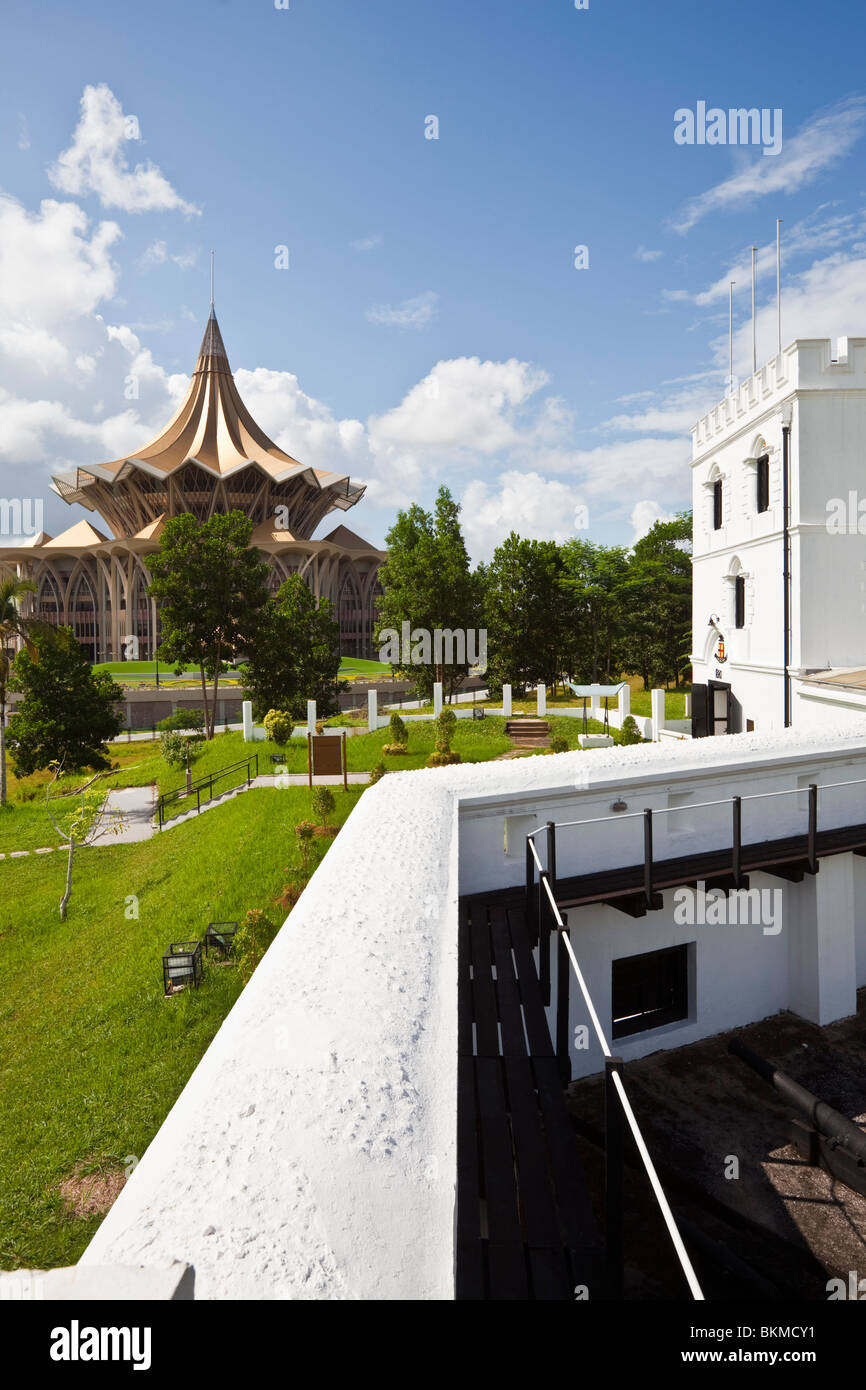 Blick auf die staatlichen Legislative Assembly Building von Fort Margherita. Kuching, Sarawak, Borneo, Malaysia. Stockfoto