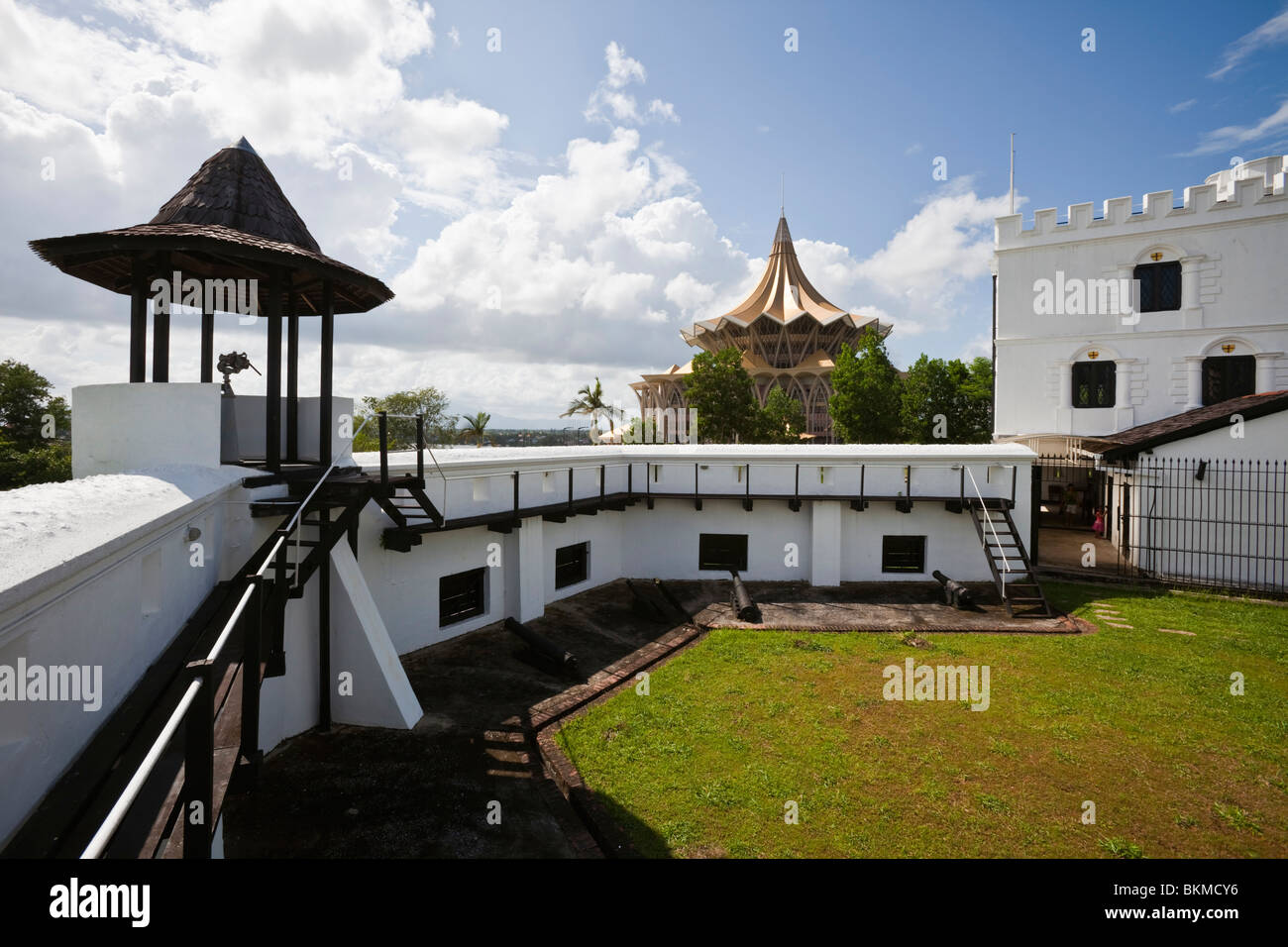Blick auf die staatlichen Legislative Assembly Building von Fort Margherita. Kuching, Sarawak, Borneo, Malaysia. Stockfoto