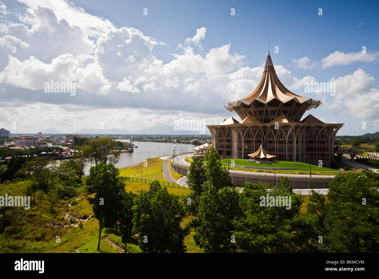 Blick auf die staatlichen Legislative Assembly Building von Fort Margherita. Kuching, Sarawak, Borneo, Malaysia. Stockfoto