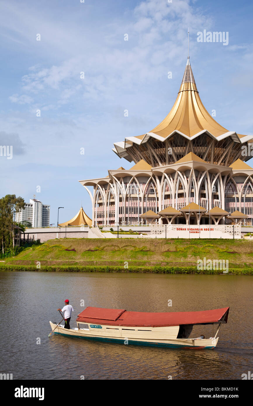 Ein Tambang (Wassertaxi) vor der Sarawak State Legislative Assembly Building. Kuching, Sarawak, Borneo, Malaysia. Stockfoto