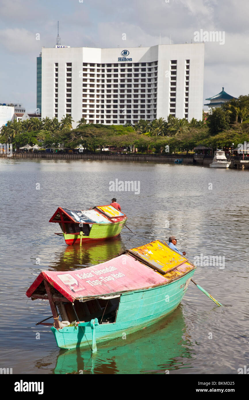 Tambangs (Wassertaxis) auf dem Sungai Sarawak (Sarawak River). Kuching, Sarawak, Borneo, Malaysia. Stockfoto