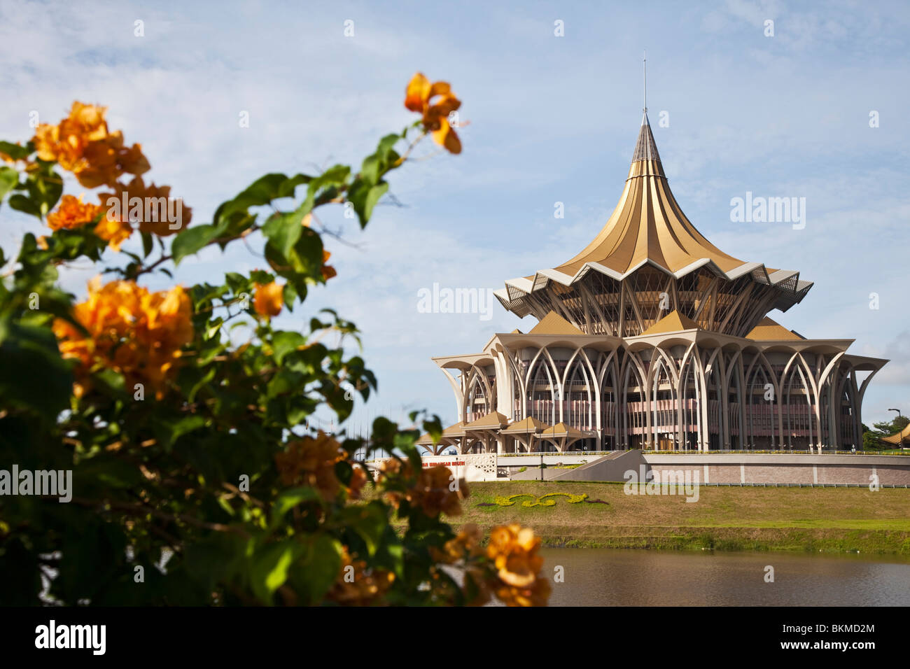 Blick über den Fluss Sarawak neue State Legislative Assembly (Dewan Undangan Negeri). Kuching, Sarawak, Borneo, Malaysia. Stockfoto