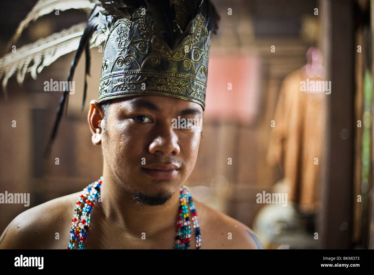 IBAN-Mann in traditioneller Kleidung.   Sarawak Cultural Village, Damai Beach, Kuching, Sarawak, Borneo, Malaysia. Stockfoto