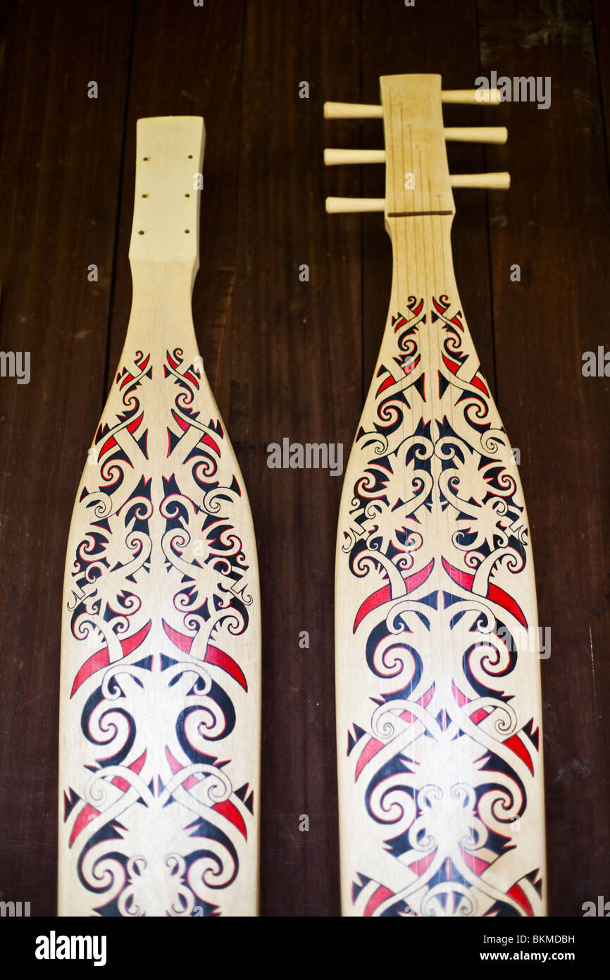 Zwei Sape - eine laute-Stil-Instrument von den ethnischen Orang Ulu verwendet.  Sarawak Cultural Village, Kuching, Sarawak, Borneo, Malaysia Stockfoto