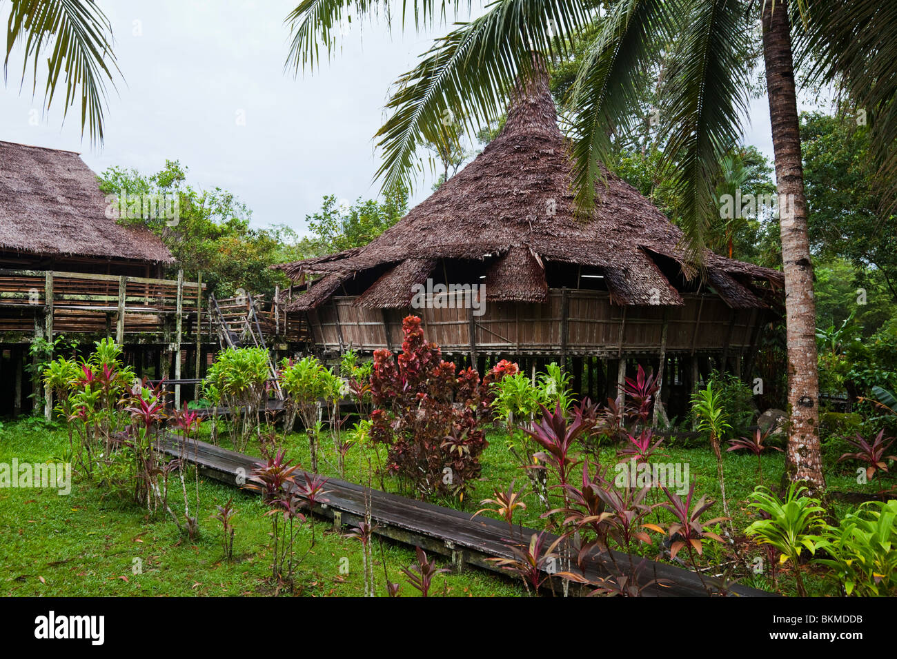 Bidayuh Longhouse im Sarawak Cultural Village, Damai Beach. Kuching, Sarawak, Borneo, Malaysia. Stockfoto