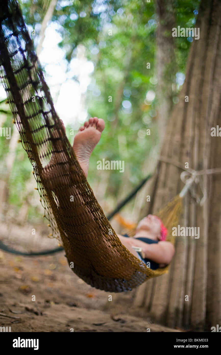 Entspannende Tourist am ein Ökotourismus-Dschungel-Camp. Kinabatangan Fluss, Sabah, Borneo, Malaysia. Stockfoto