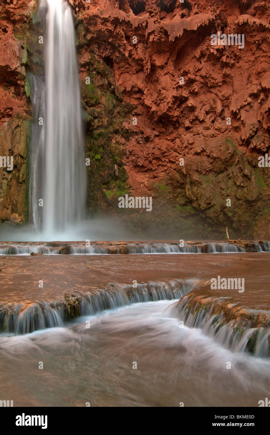 Travertin fließt in Mooney fällt in der Havasupai Stockfoto