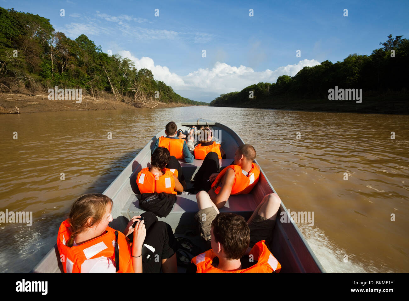 Touristen auf eine Tierwelt Schmierblutungen Kreuzfahrt auf dem Kinabatangan Fluss, Sabah, Borneo, Malaysia. Stockfoto