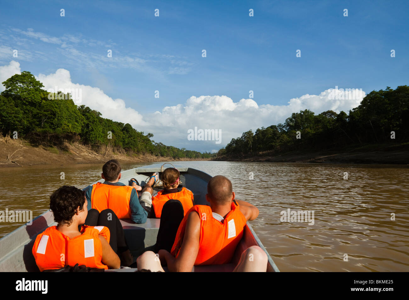 Touristen auf eine Tierwelt Schmierblutungen Kreuzfahrt auf dem Kinabatangan Fluss, Sabah, Borneo, Malaysia. Stockfoto
