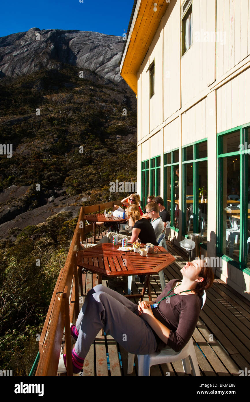 Wanderer am Laban Rata Resthouse auf Mt. Kinabalu entspannend. Kinabalu National Park, Sabah, Borneo, Malaysia. Stockfoto