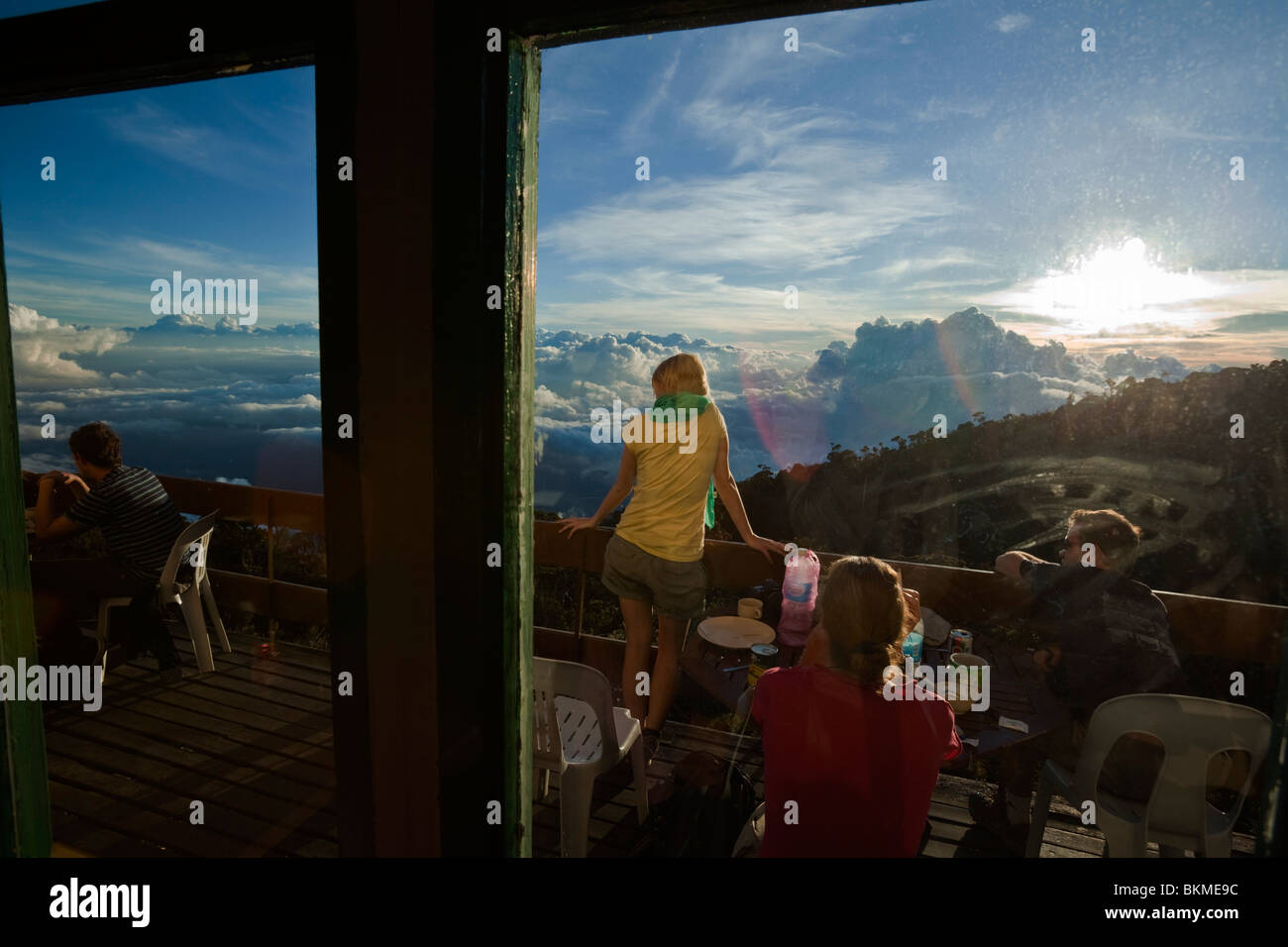 Wanderer auf der Terrasse am Laban Rata Resthouse auf Mt. Kinabalu. Kinabalu National Park, Sabah, Borneo, Malaysia. Stockfoto