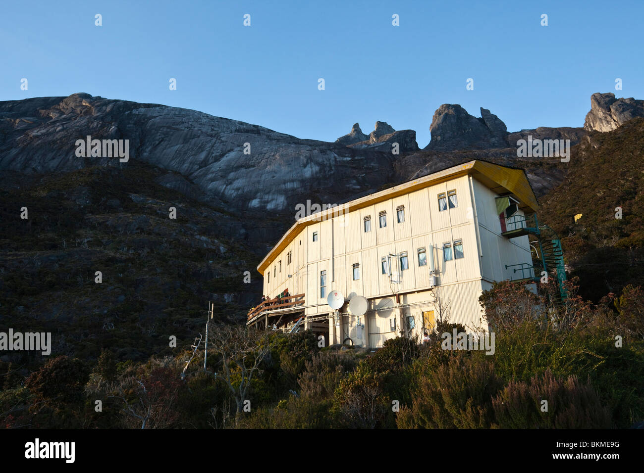 Laban Rata Resthouse mit den Gipfeln des Mt. Kinabalu im Hintergrund. Kinabalu National Park, Sabah, Borneo, Malaysia. Stockfoto