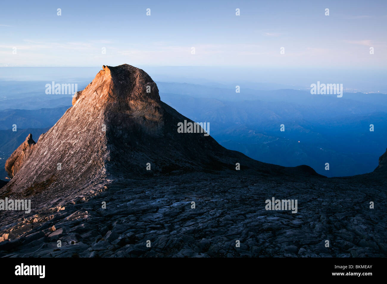 Dawn-Blick vom Gipfel des Mt. Kinabalu auf Low ´s Peak. Kinabalu National Park, Sabah, Borneo, Malaysia. Stockfoto