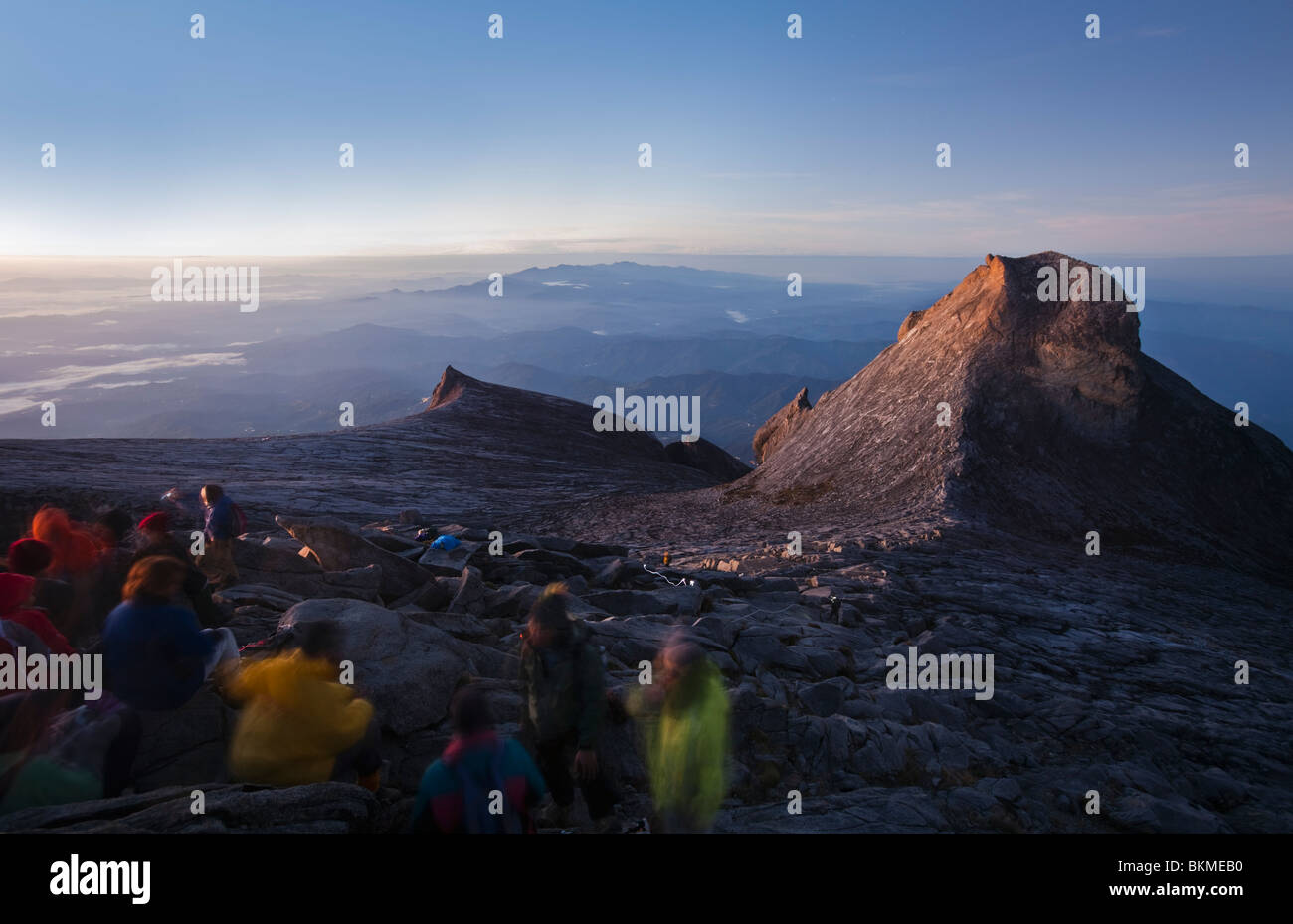 Kletterer am Low ´s Peak, auf dem Gipfel des Mt. Kinabalu im Morgengrauen. Kinabalu National Park, Sabah, Borneo, Malaysia. Stockfoto