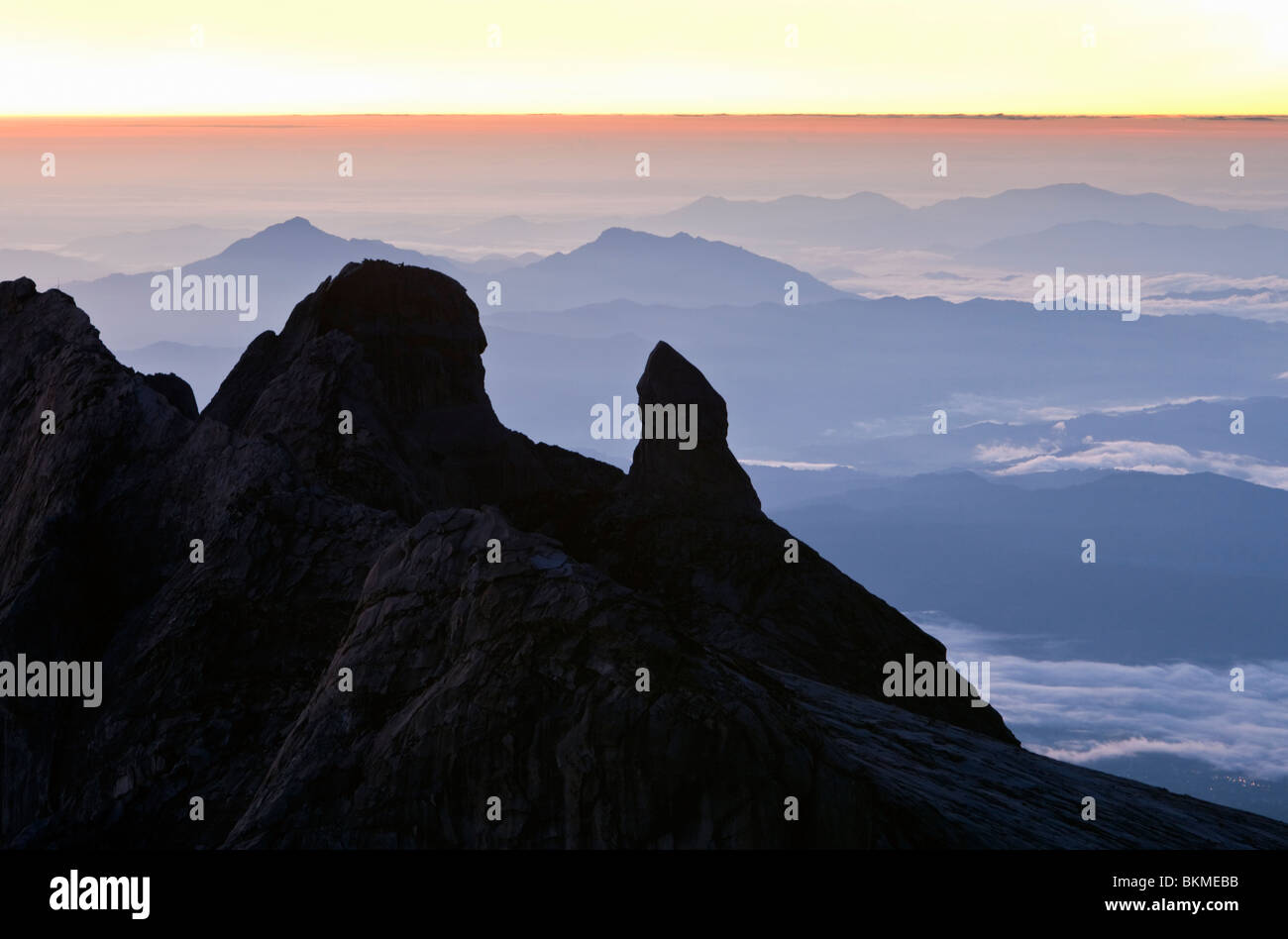 Dawn Blick auf hässliche Schwester Peak vom Gipfel des Mt. Kinabalu. Kinabalu National Park, Sabah, Borneo, Malaysia. Stockfoto