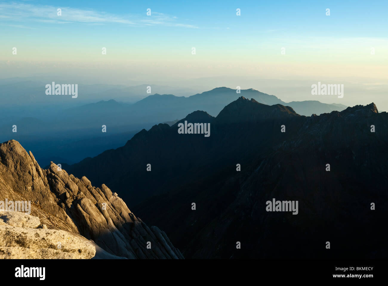 Dawn-Blick vom Gipfel des Mt. Kinabalu. Kinabalu National Park, Sabah, Borneo, Malaysia. Stockfoto