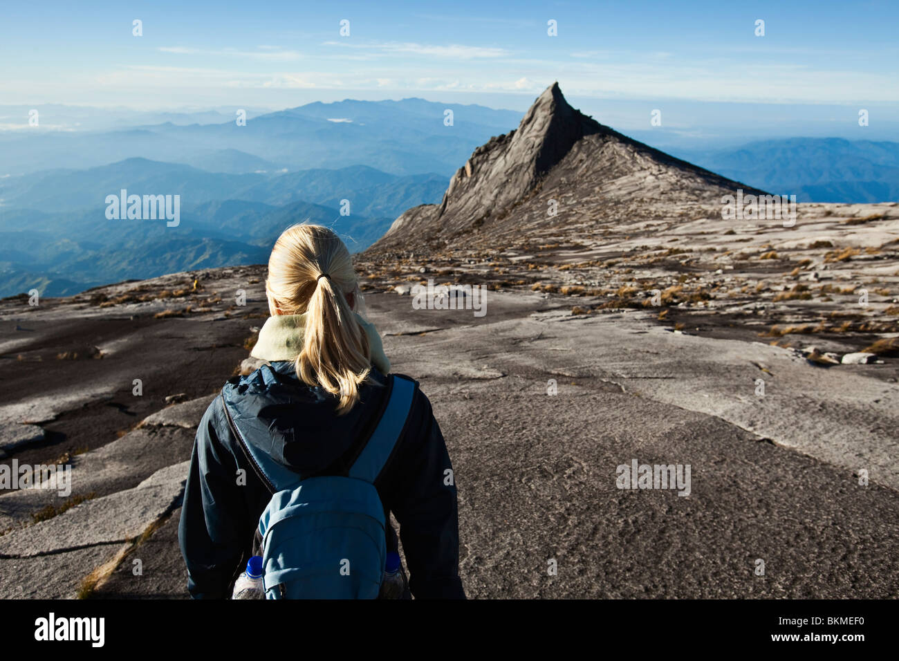 Wanderer auf Mt. Kinabalu mit South Peak im Hintergrund. Kinabalu National Park, Sabah, Borneo, Malaysia. Stockfoto