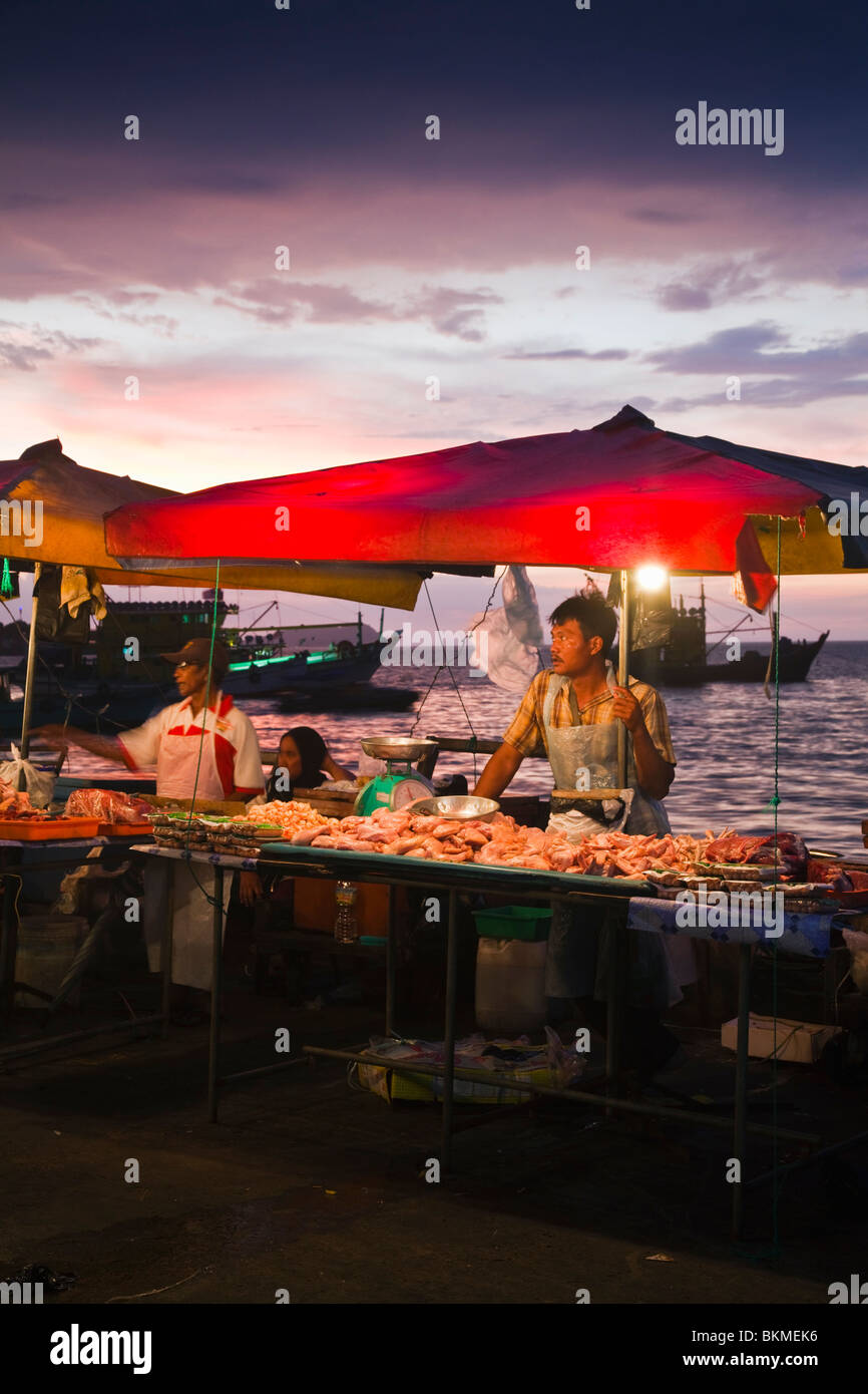 Geflügel Stände auf dem open Air Night Market an der Waterfront. Kota Kinabalu, Sabah, Borneo, Malaysia. Stockfoto
