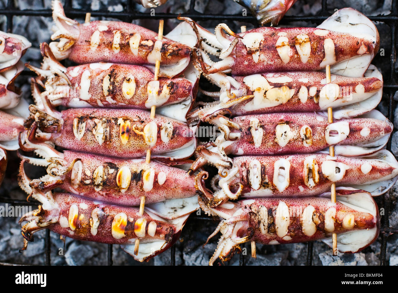 Fisch und Meeresfrüchte grillen über glühende Kohlen auf dem philippinischen Barbeque-Nachtmarkt. Kota Kinabalu, Sabah, Borneo, Malaysia. Stockfoto