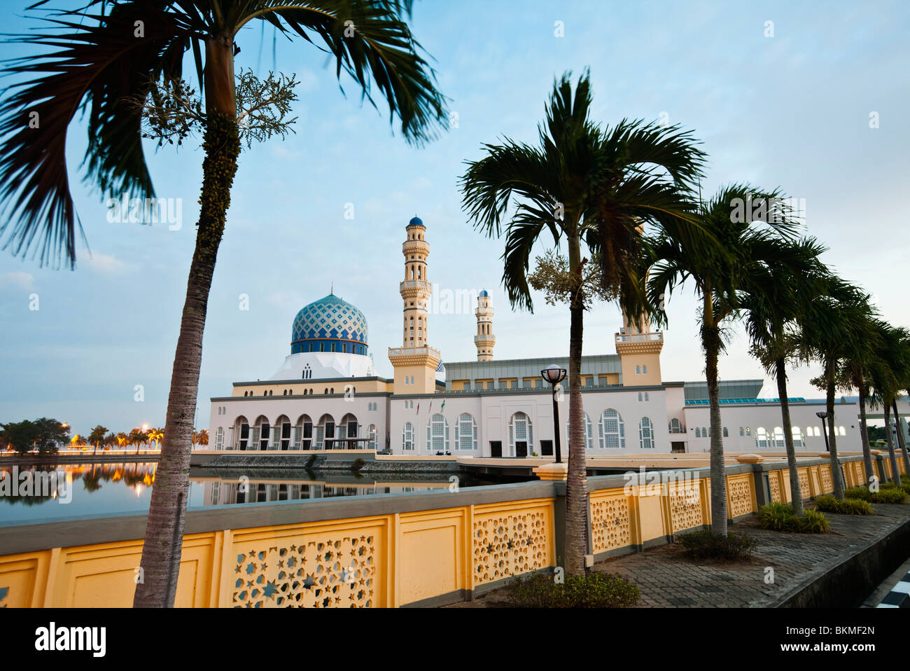 Die Kota Kinabalu Stadt Moschee in der Morgendämmerung. Likas Bay, Kota Kinabalu, Sabah, Borneo, Malaysia. Stockfoto