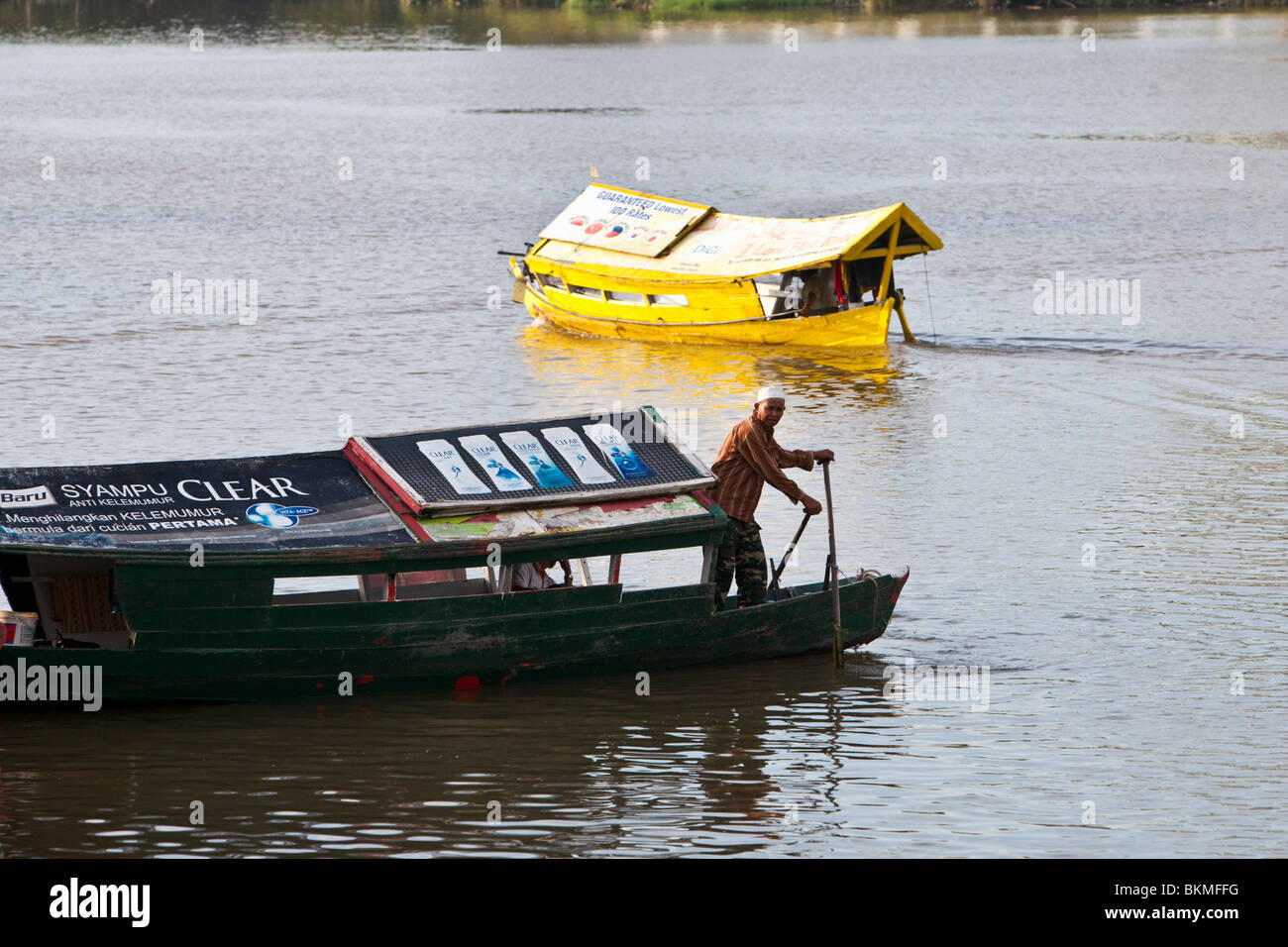 Tambangs (Sampan Wassertaxis) auf dem Sungai Sarawak (Sarawak River). Kuching, Sarawak, Borneo, Malaysia. Stockfoto