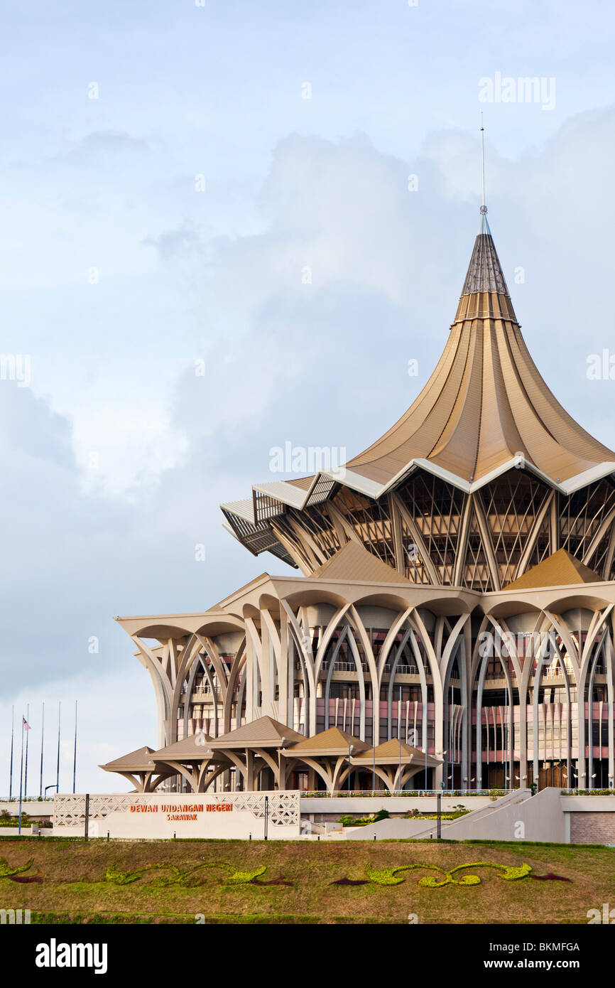 Die Sarawak State Legislative Assembly Building am Fluss Sarawak. Kuching, Sarawak, Borneo, Malaysia. Stockfoto