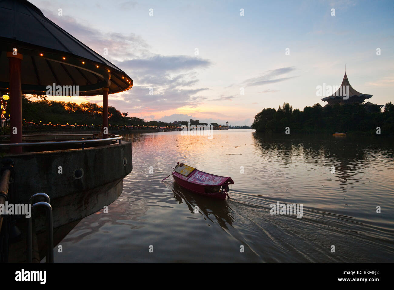 Ein Tambang (traditionelle Wasser-Taxi) Kreuzfahrten auf dem Sarawak River in der Abenddämmerung. Kuching, Sarawak, Borneo, Malaysia. Stockfoto