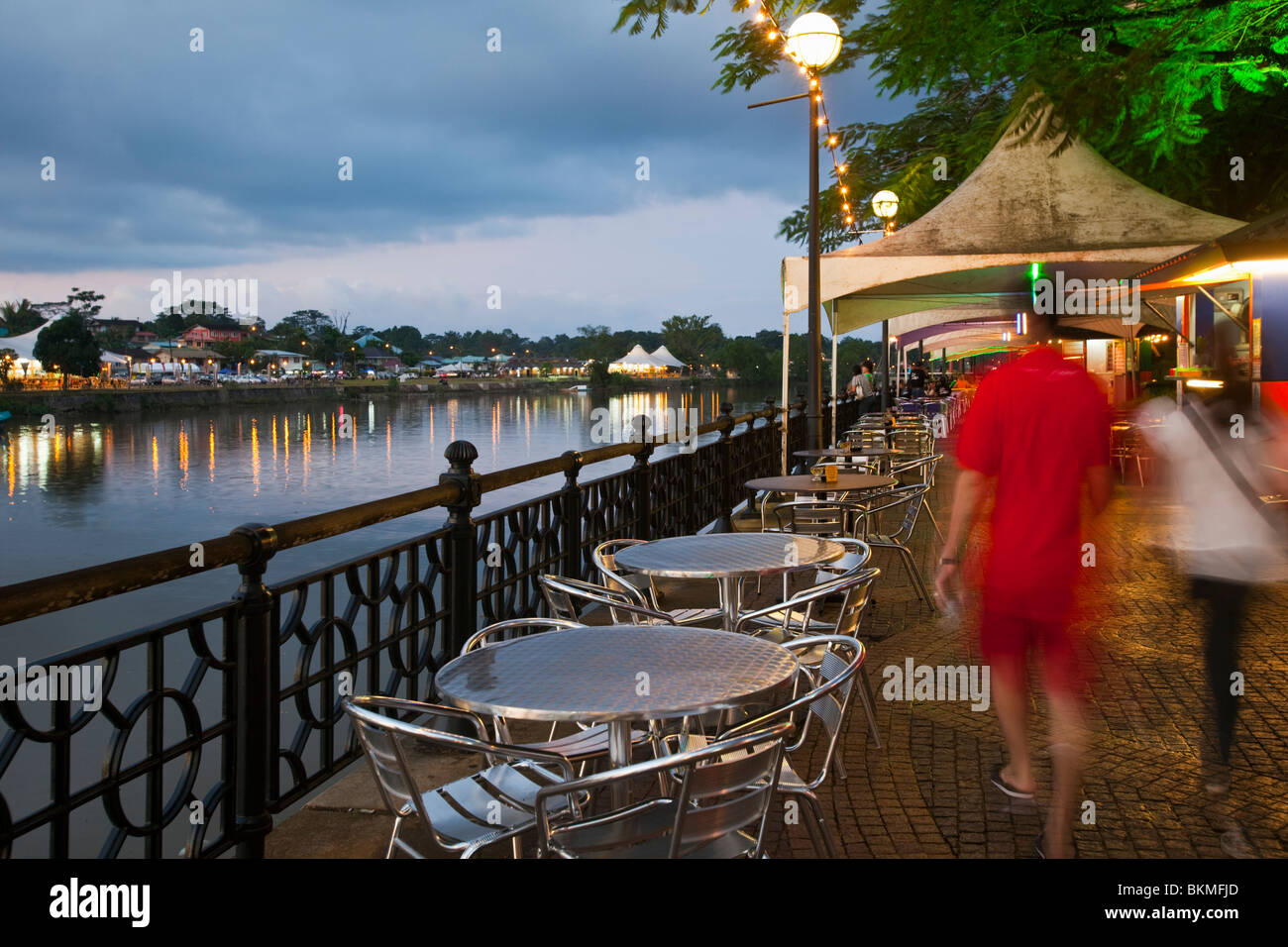 Waterfront Café auf der Promenade. Kuching, Sarawak, Borneo, Malaysia. Stockfoto