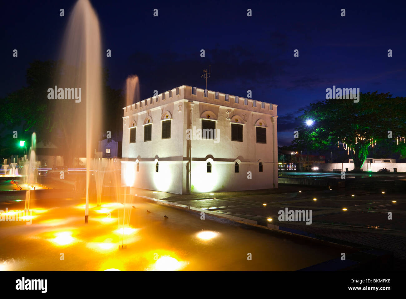 Turm - von Charles Brooke erbaut 1879 als Festung - nachts beleuchtet. Kuching, Sarawak, Borneo, Malaysia. Stockfoto